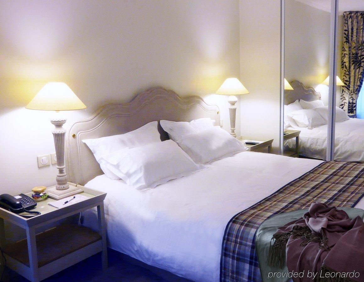 Royal Hotel Paris Champs Elysees Room photo